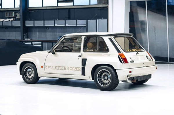 &euro;80-100 000

Трудно е да се повярва, че тази специална хомологация е на 41 години. Завършен в оригиналния си нюанс на бяла перла, комбиниран с бежов интериор от плат. След като напуска фабриката на 30 януари 1984 година., прекара по-голямата част от живота си в Япония.

През юли 2021-а е изнесен оттам за Обединеното кралство, а последният му собственик е в Германия.